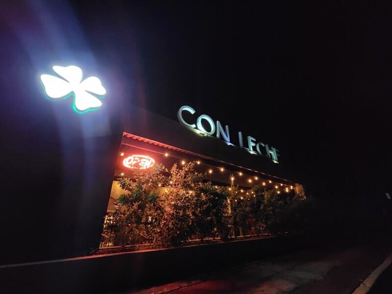 Con Leche Coffee & Table